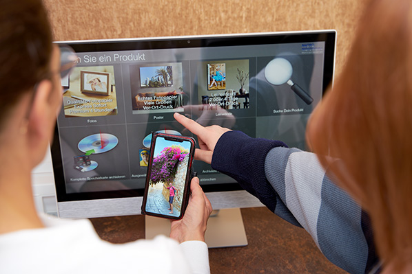 Fotograf am Bilderterminal mit Kunden - Celle Innenstadt © Fotograf www.photo-pro.de
