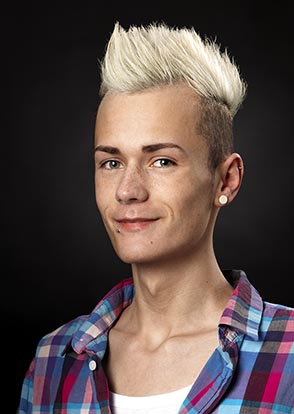 junger Mann mit hellblondem Haar und kariertem Hemd: Bewerbungsfotos Männer