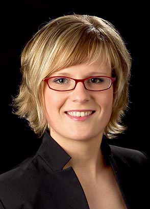 Bewerbungsfotos einer Frau mit blondem Haar und roter Brille