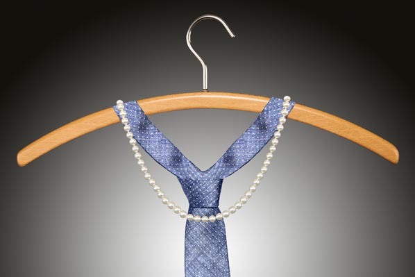 Krawatte und Kette auf Holzbügel: Bewerbungsfotos Kleidung