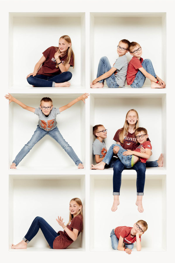 lockeres Familienbild mit Geschwistern im weissen Setzkasten - Celler Fotostudio © Familienfotograf Photo Professional Misiak