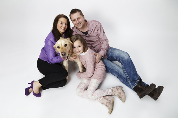 Familienfoto mit Hund sitzend im Studio auf weissem Hintergrund - Celler Fotostudio © Photo Professional Misiak